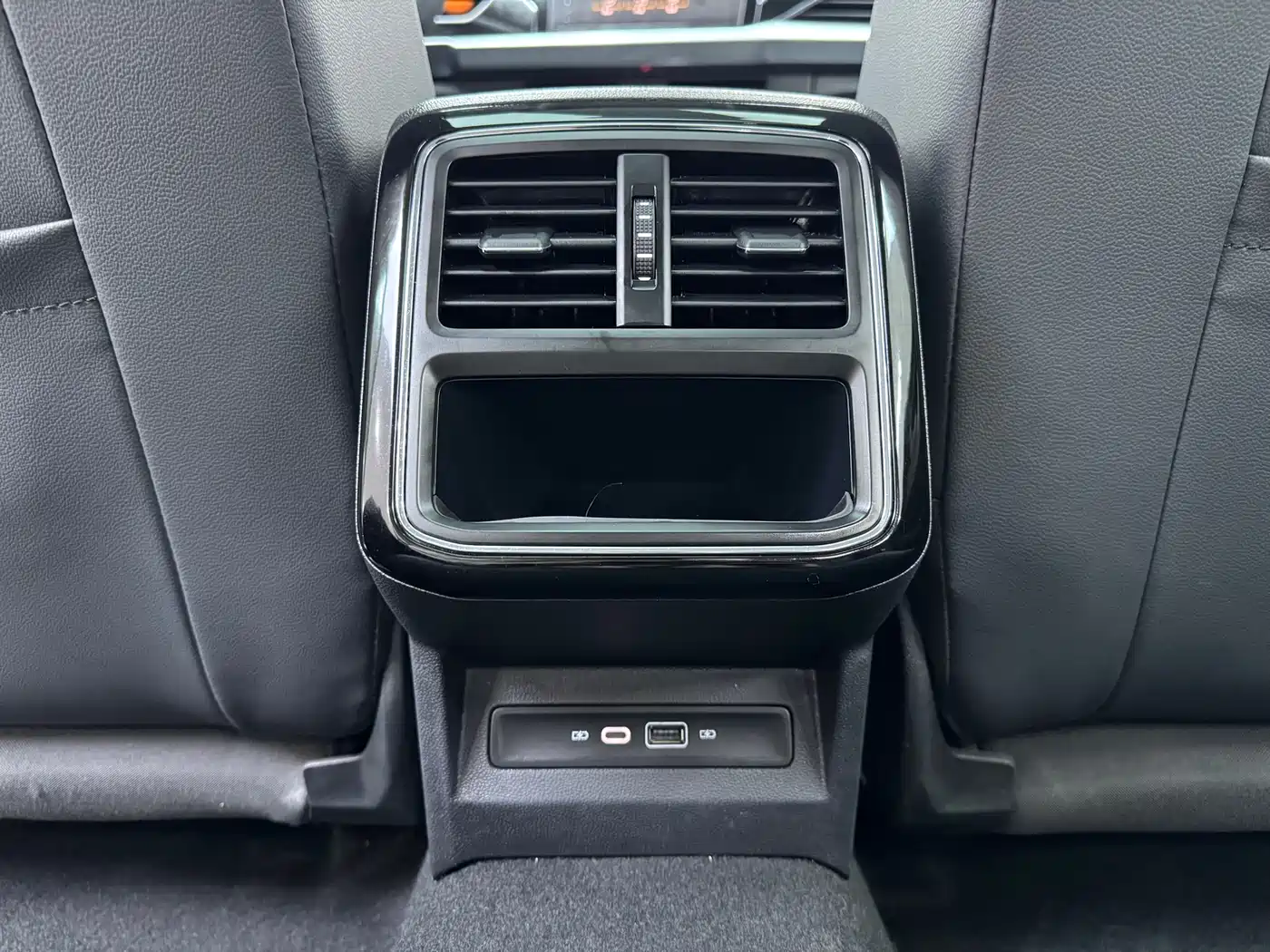 Volkswagen Passat 2022 280TSI Elite Edition фото 18