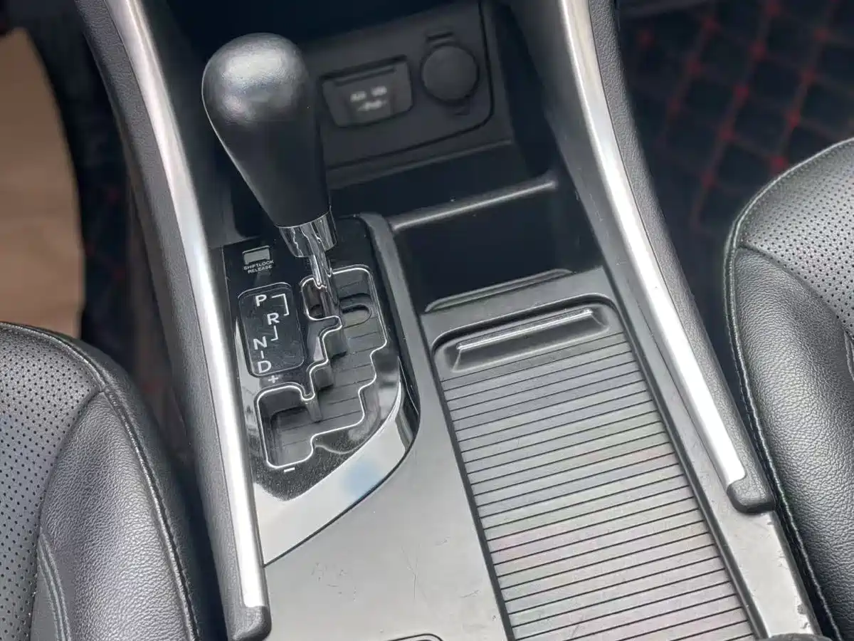 Hyundai Sonata 2014 2.0L Automatic Luxury фото 14