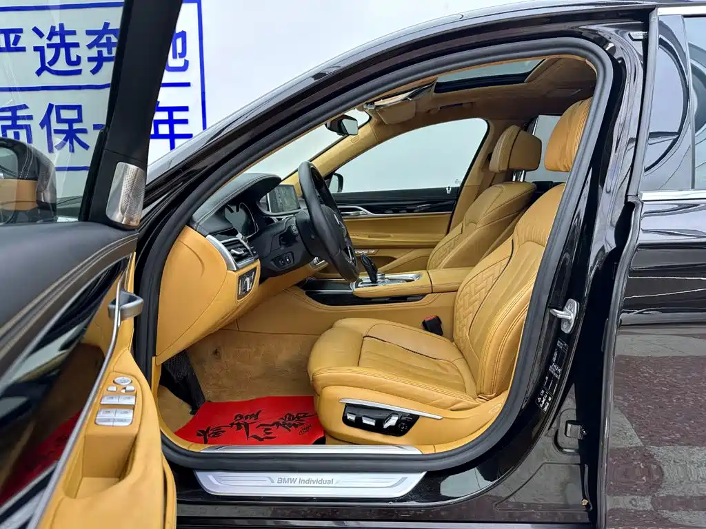 Фото 26 - BMW 7 Series
