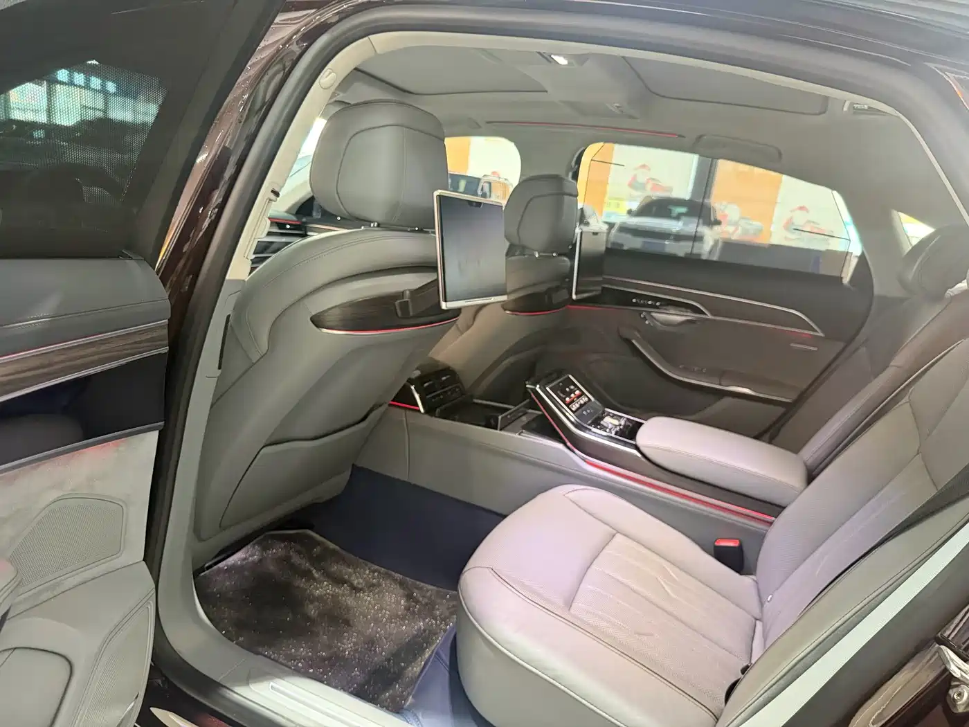 Photo 5 - Audi A8
