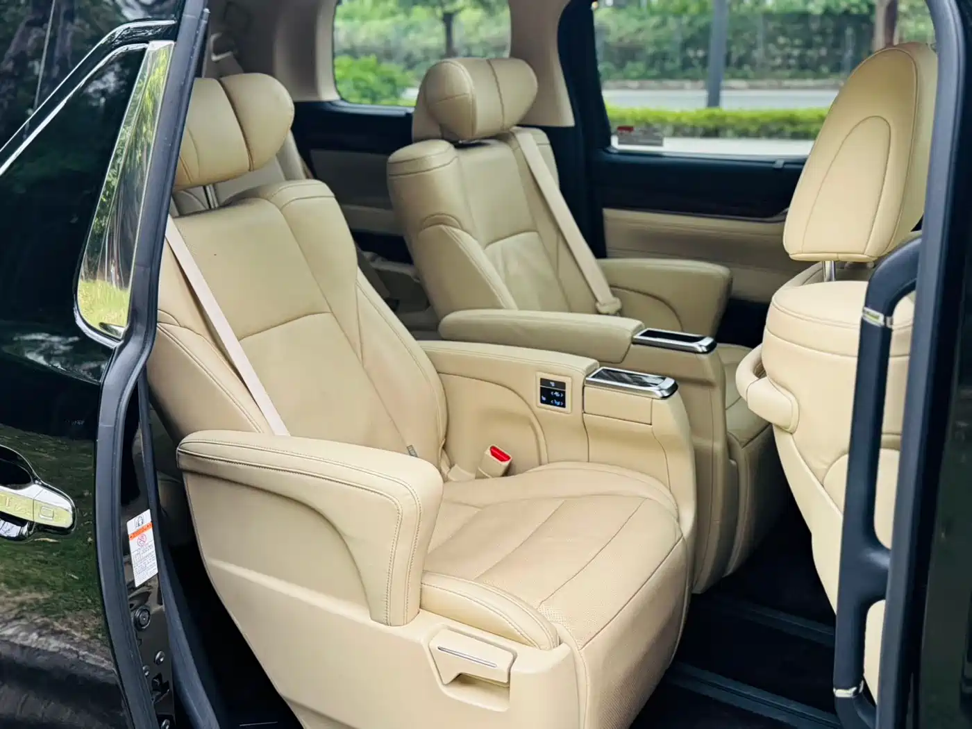 Toyota Alphard 2019 Hybrid 2.5L Luxury фото 11