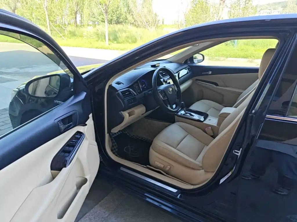 Фото 16 - Toyota Camry