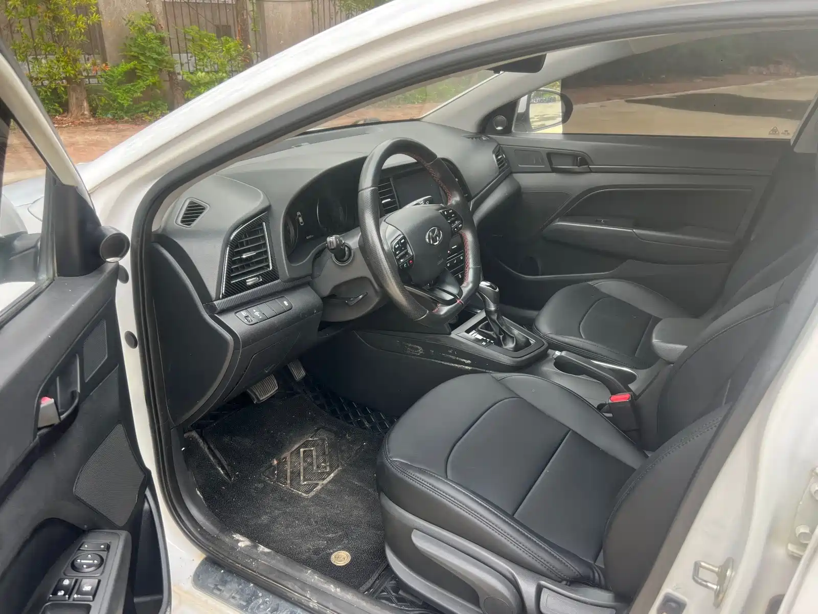 Photo 4 - Hyundai Elantra