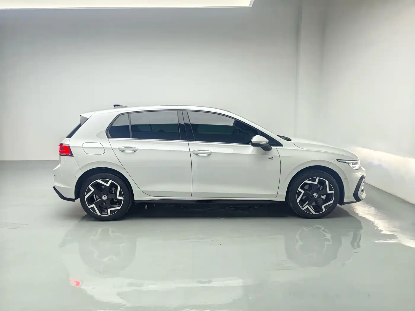 Volkswagen Golf 2025 2025 300TSI R-Line