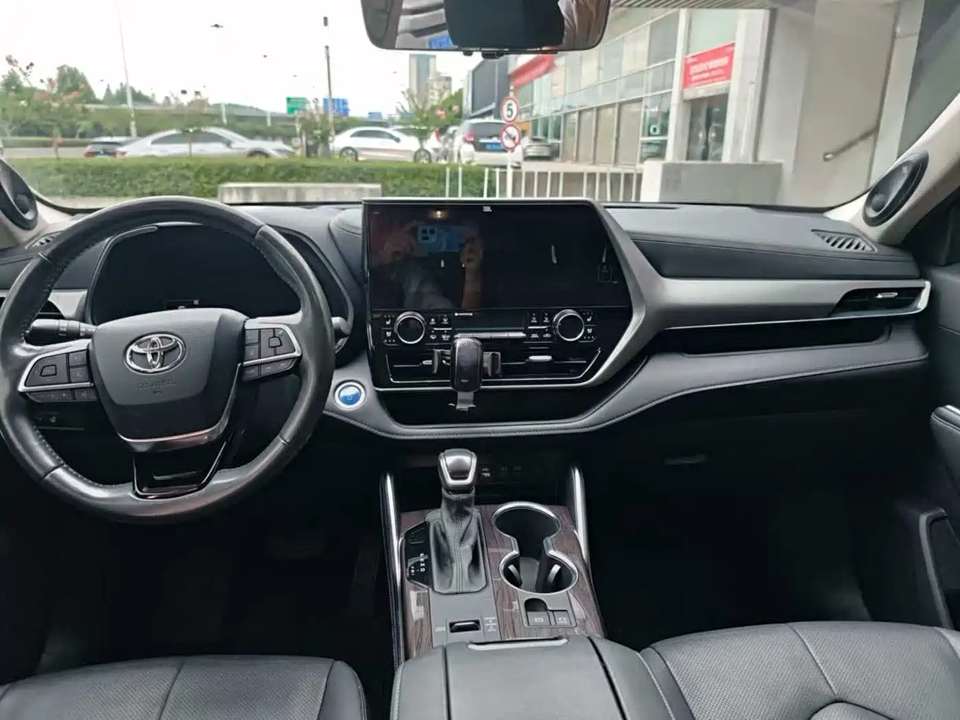 Photo 7 - Toyota Highlander