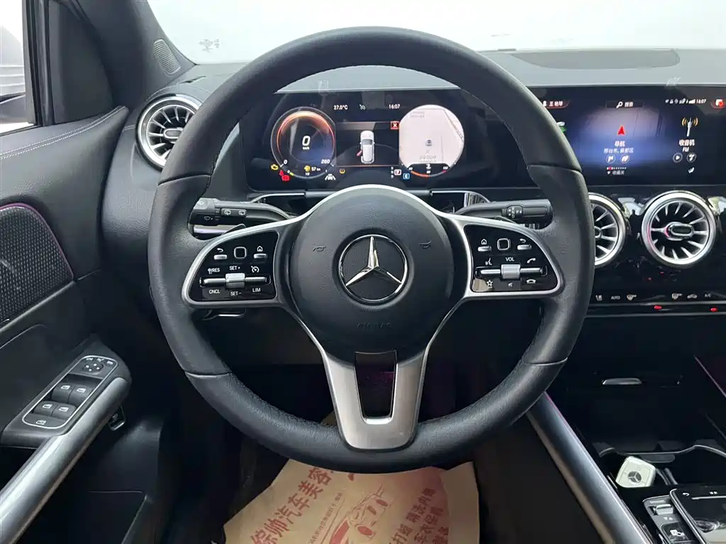 MERCEDES-BENZ GLA