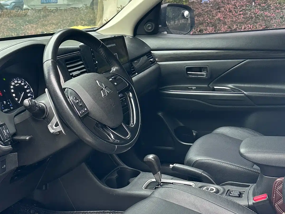 Mitsubishi Outlander 2018 2.4L 4WD Luxury Edition 7-seater фото 7