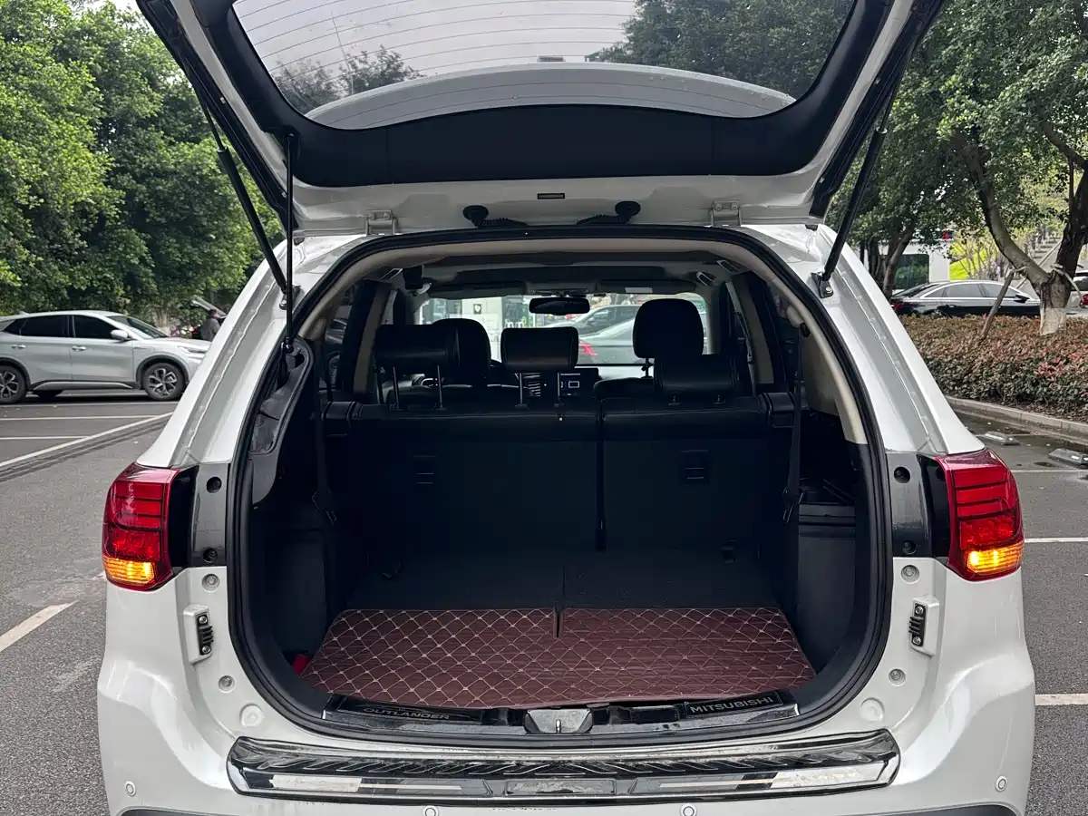 Mitsubishi Outlander 2018 2.4L 4WD Luxury Edition 7-seater фото 10