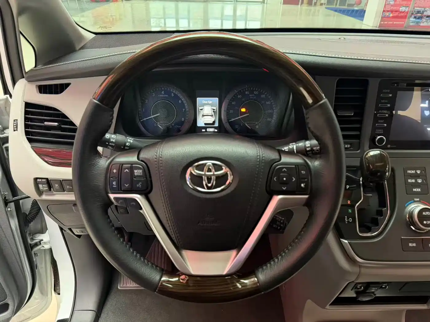 Toyota Sienna 2015 3.5L 2WD LE фото 15