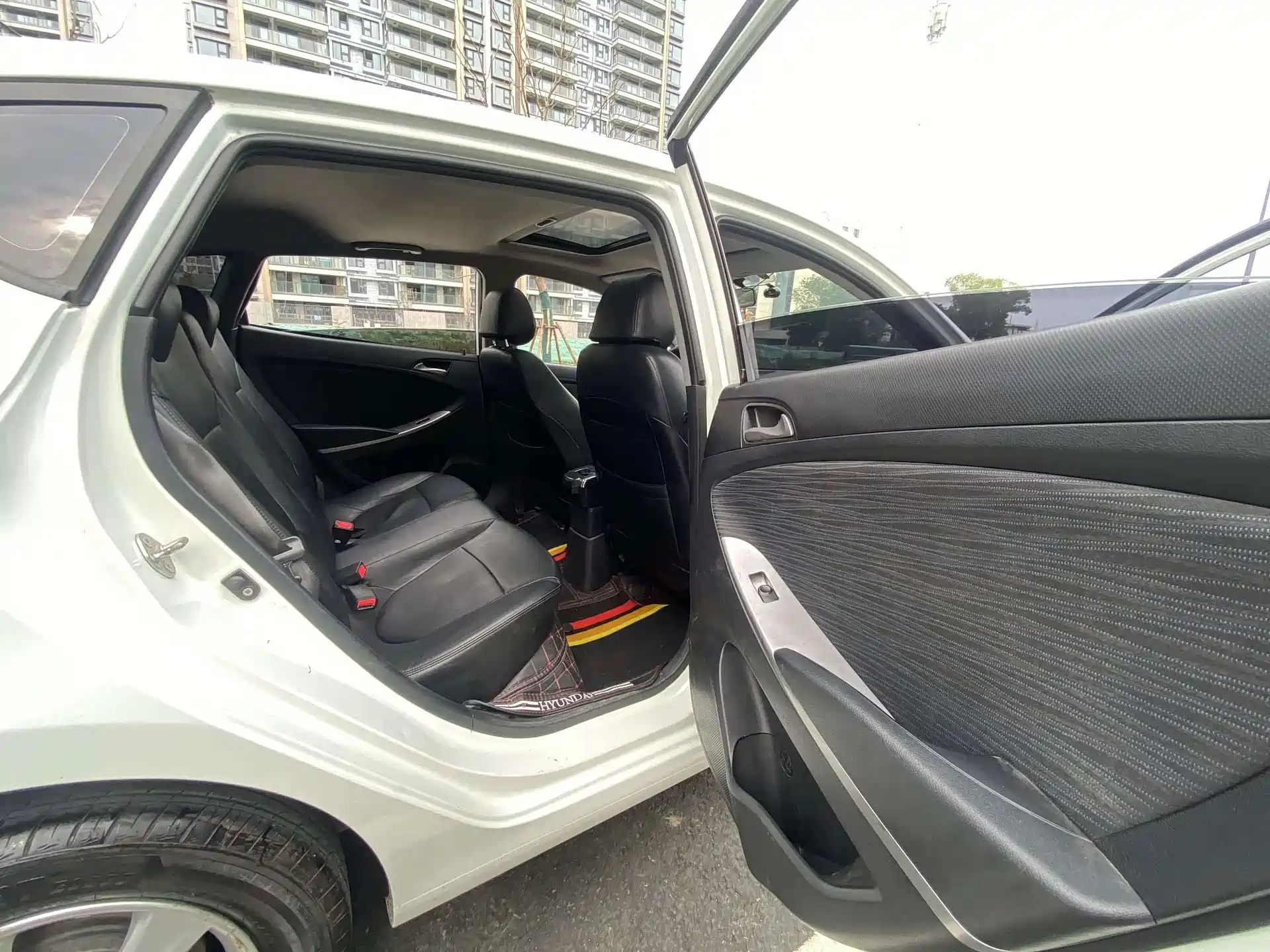 Photo 12 - Hyundai Reina