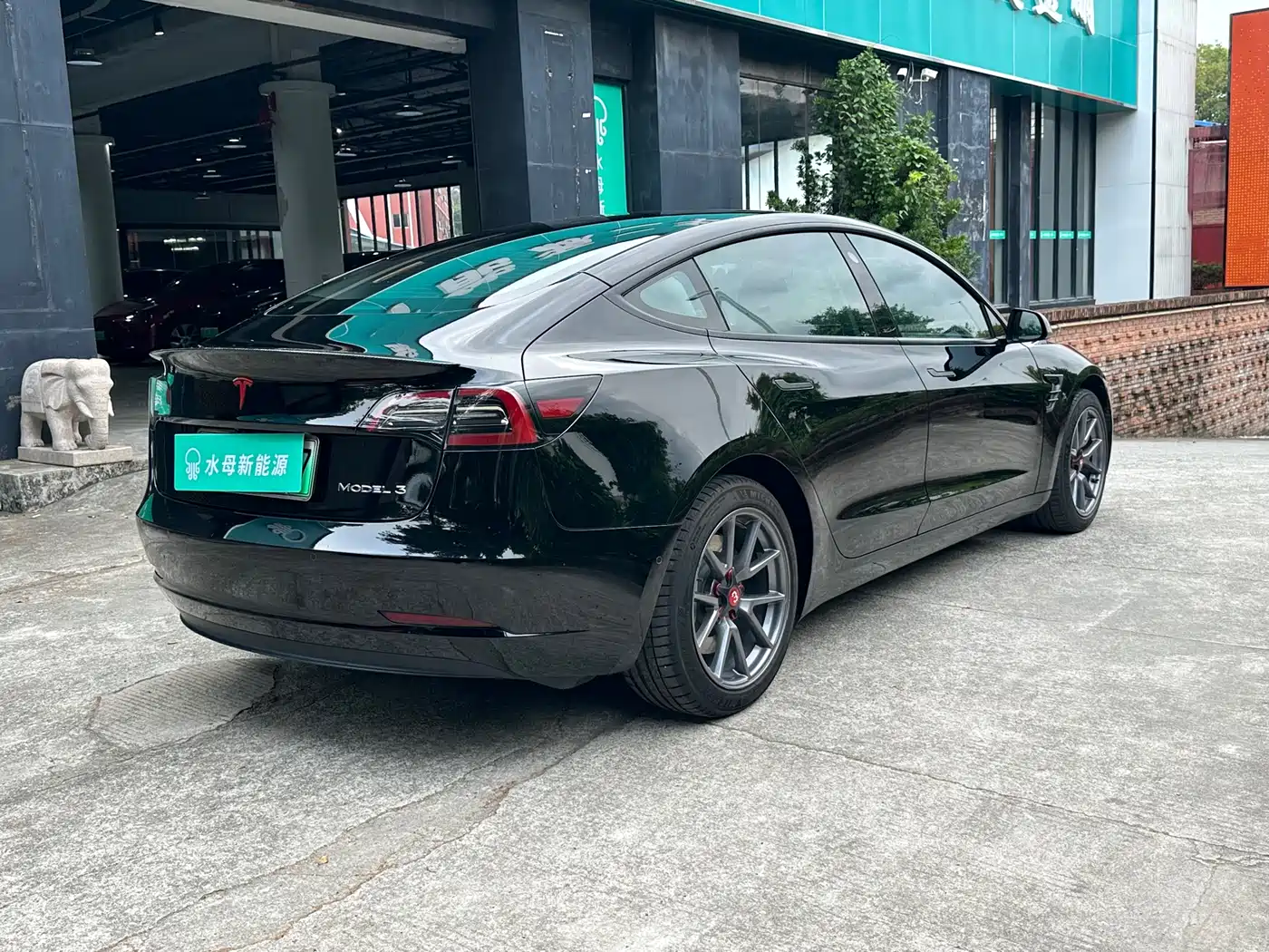 TESLA MODEL 3
