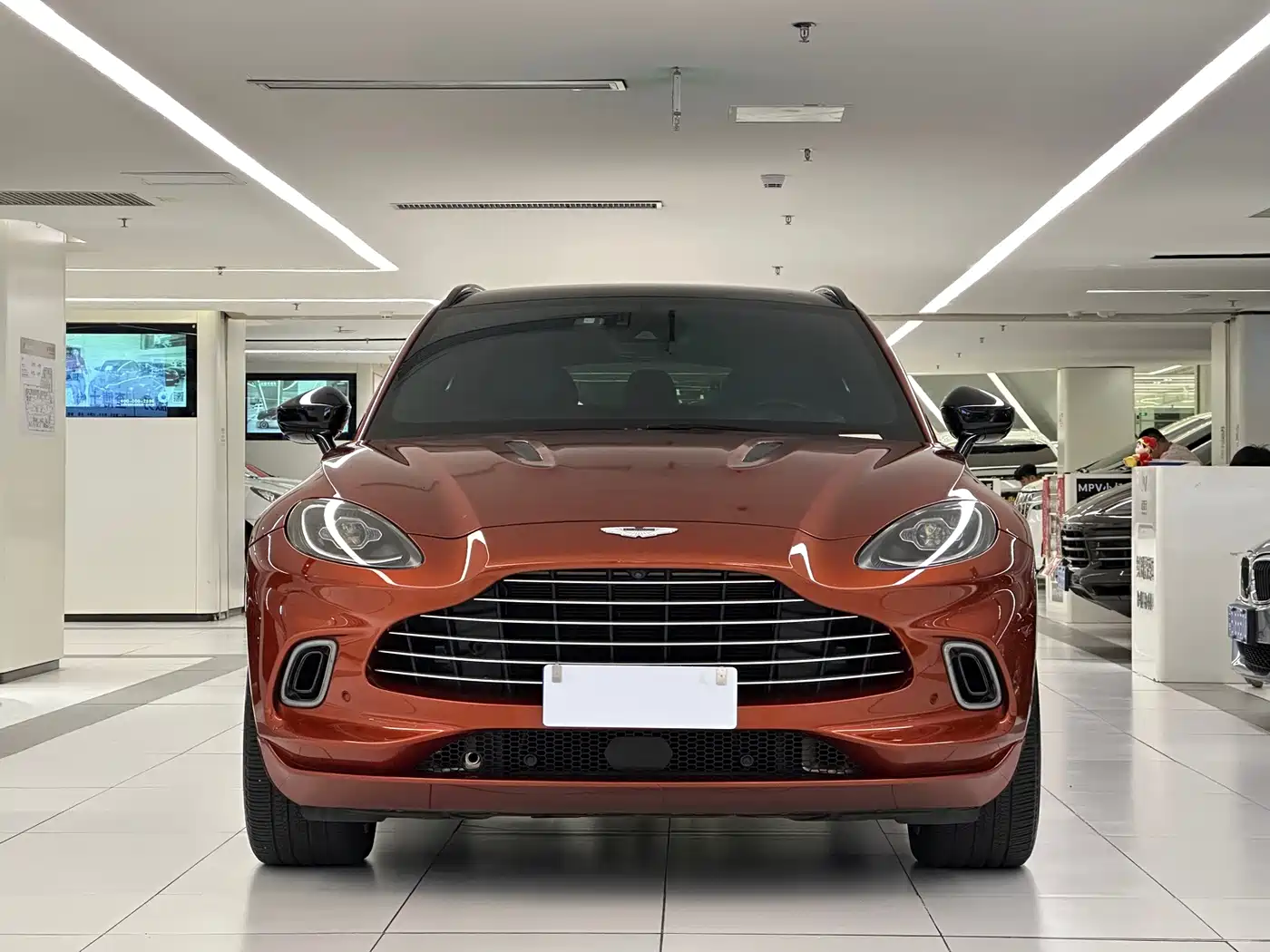 Photo 2 - Aston Martin DBX