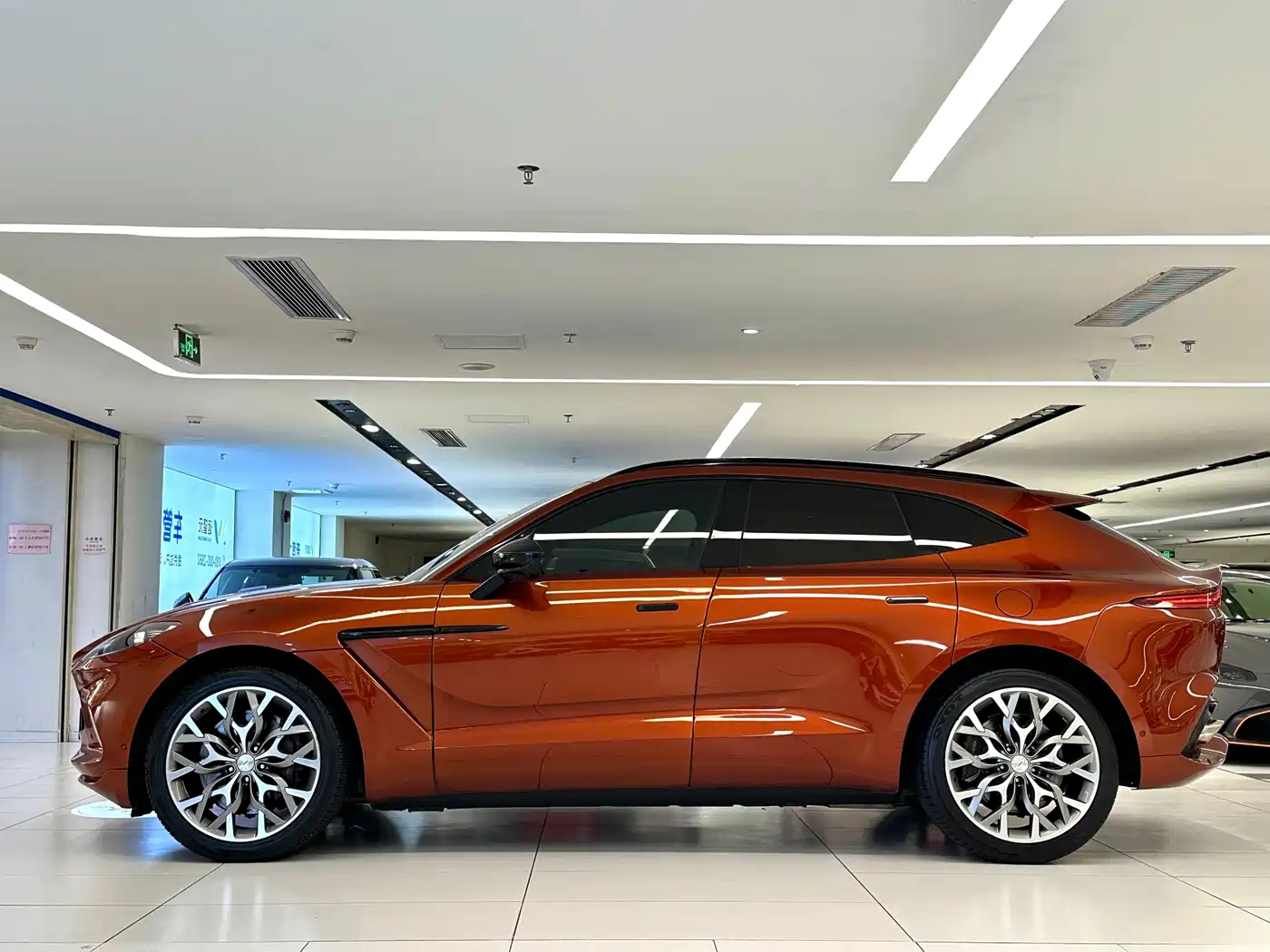 Photo 4 - Aston Martin DBX