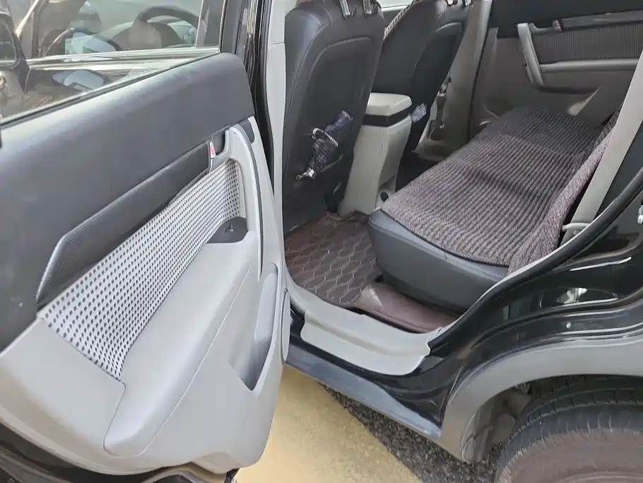 Chevrolet Captiva 2012 2012 Model 2.4L 2WD Urban Edition 5-Seater