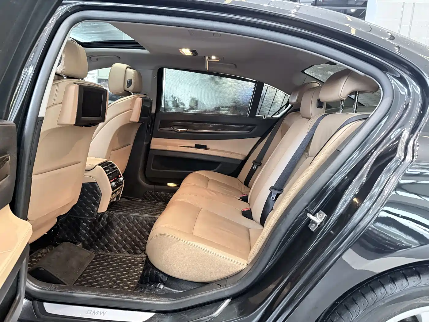 BMW 7 Series 2009 Model 740Li Leading Edition фото 9