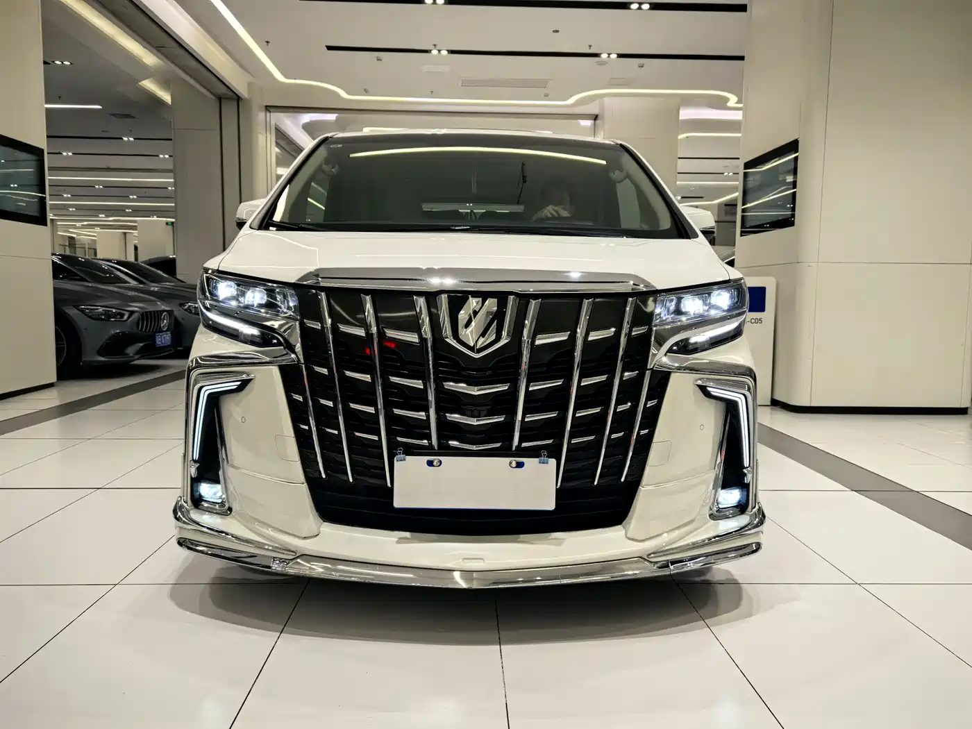 Toyota Alphard 2019 Hybrid 2.5L Premium Edition фото 2
