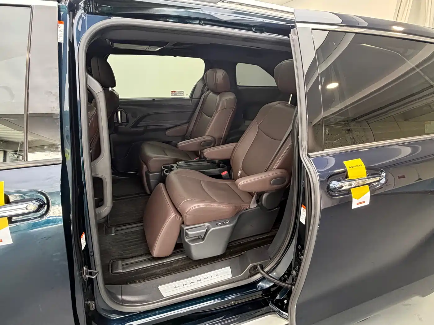 Toyota Granvia 2023 2.5L Hybrid Flagship VIP Edition фото 11