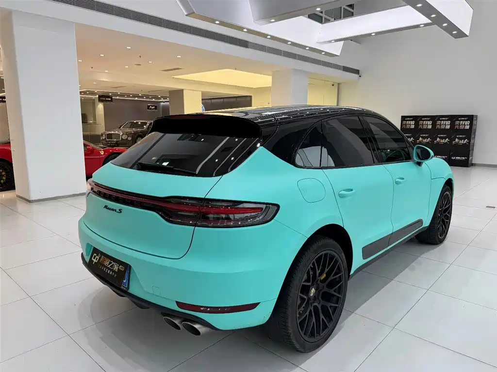PORSCHE MACAN