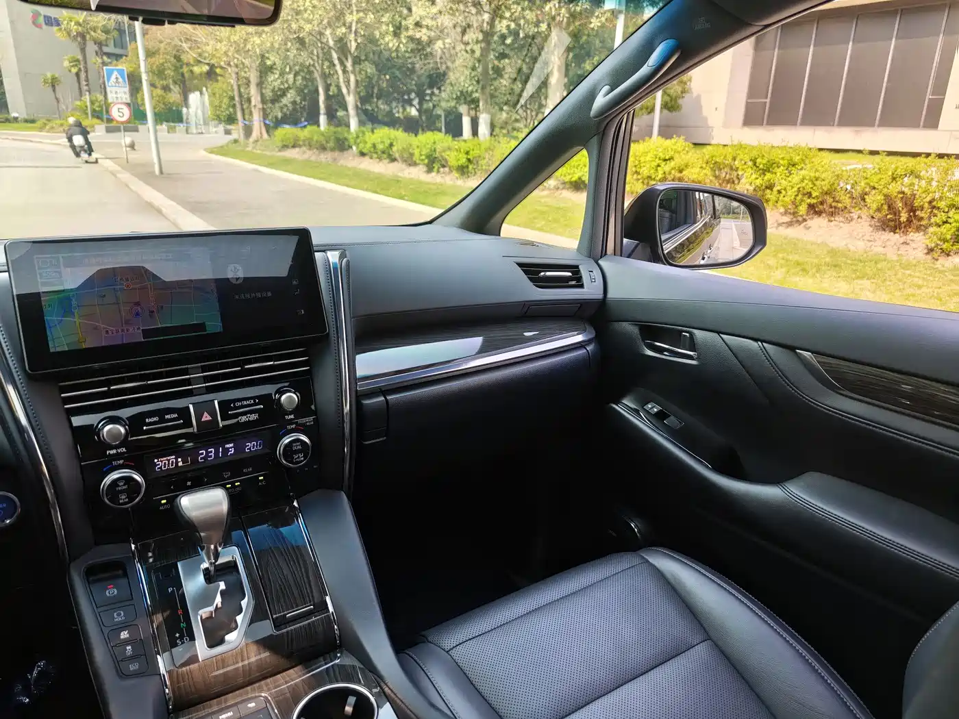Lexus LM 2020 300h Seven-Seater Elegance Edition фото 21