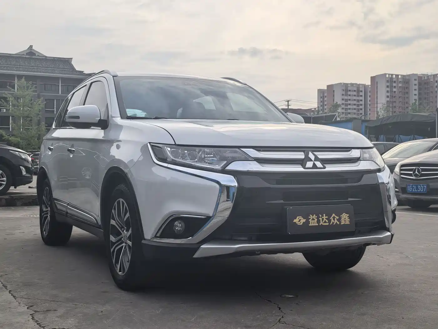 MITSUBISHI OUTLANDER