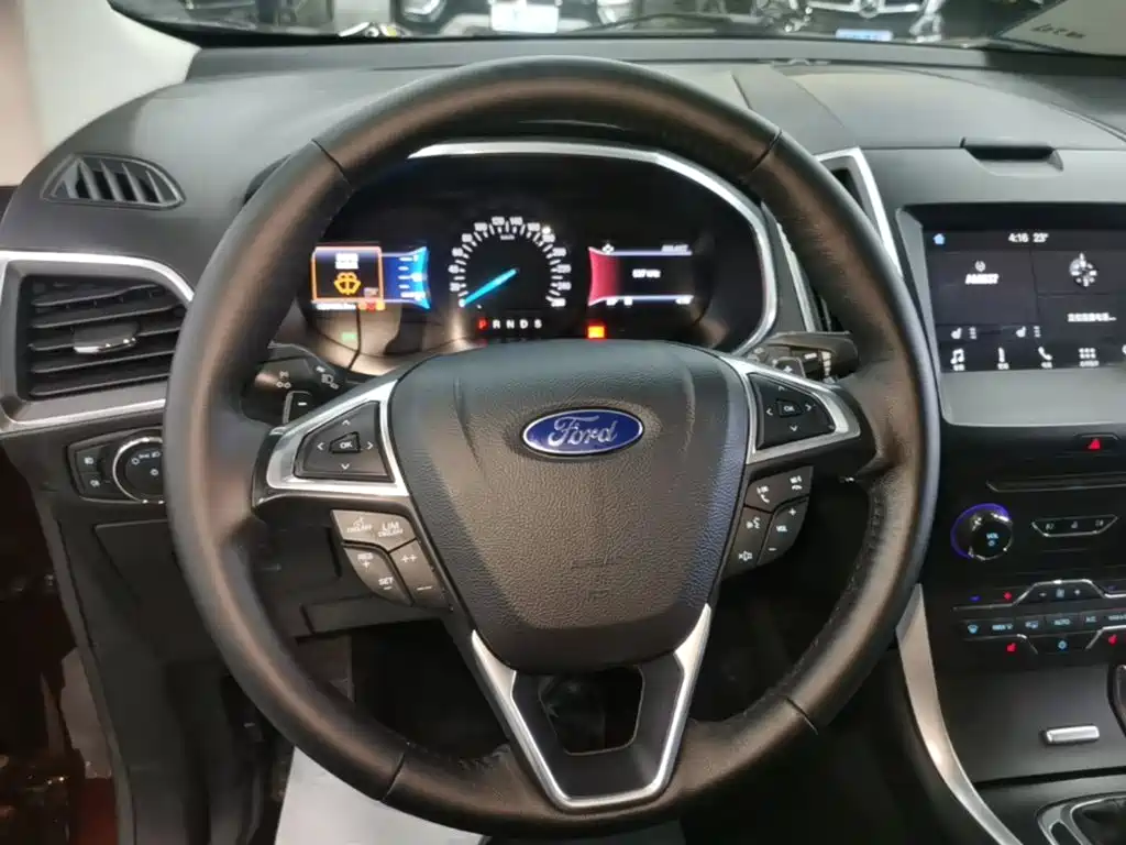 Фото 11 - Ford Edge