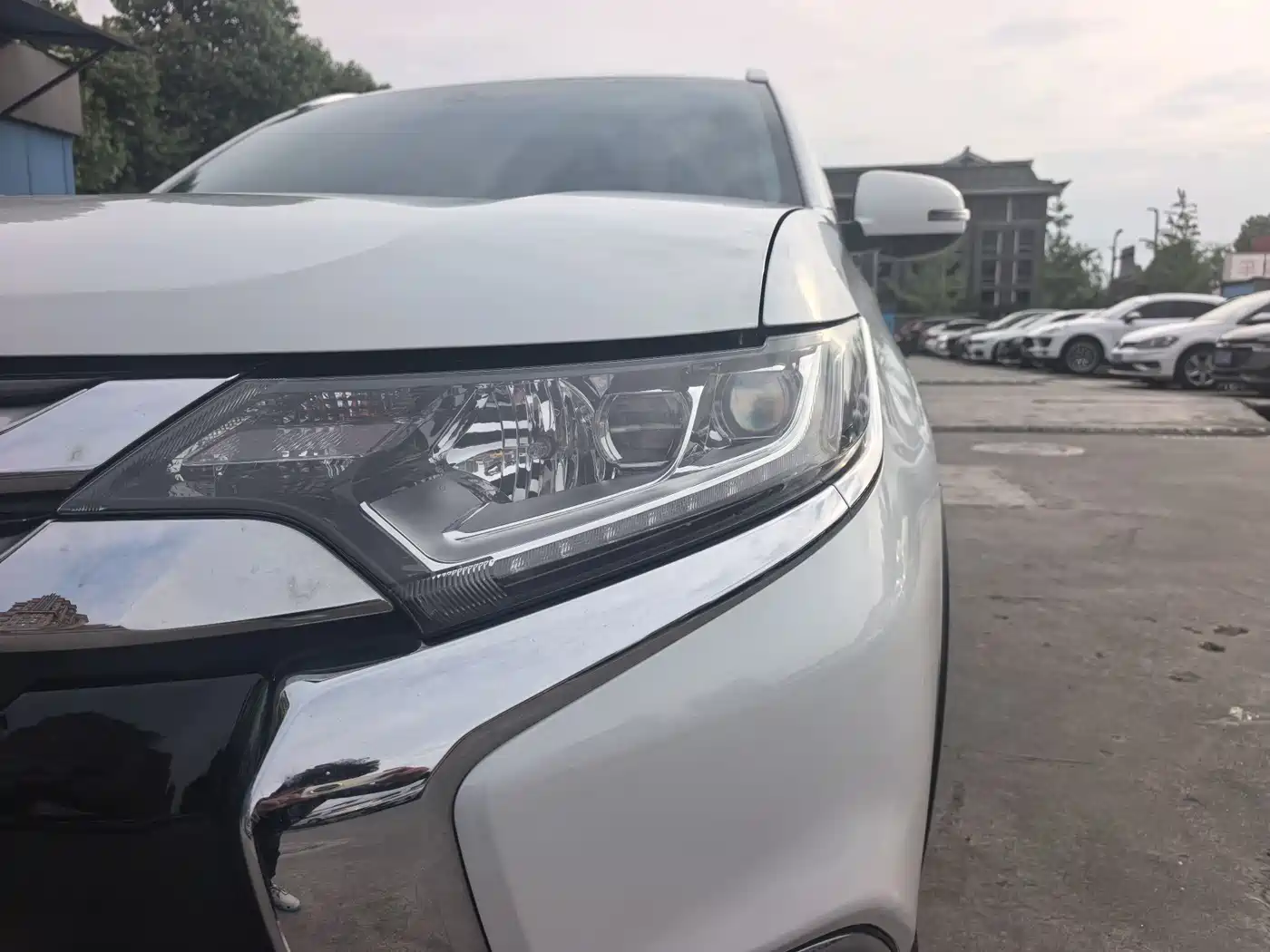 MITSUBISHI OUTLANDER
