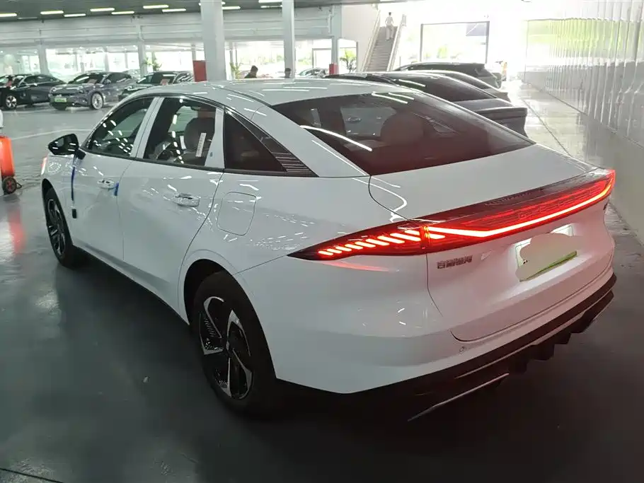 Geely Galaxy Galaxy L6 2025 EM-i 140km Explorer+ Edition фото 3