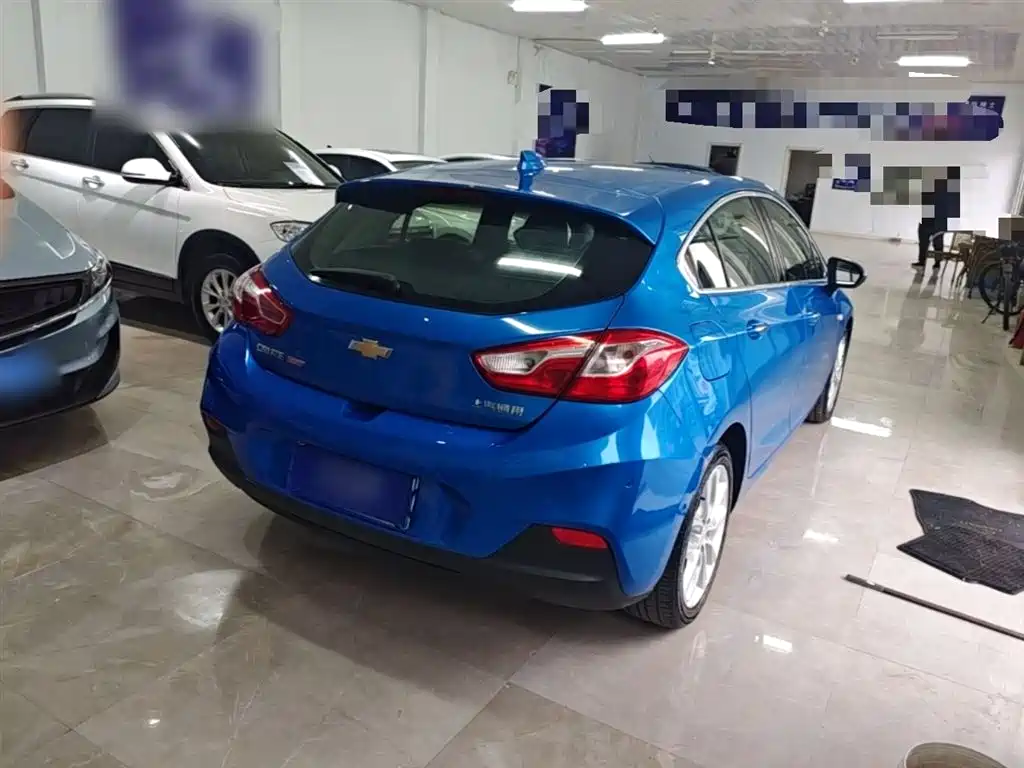 Chevrolet Cruze 2017 1.4T Hatchback DCT Leading Edge Edition фото 7