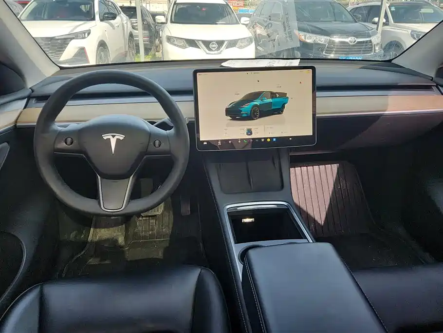 TESLA MODEL Y