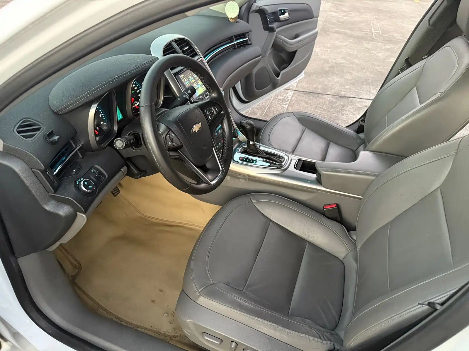 Photo 8 - Chevrolet Malibu