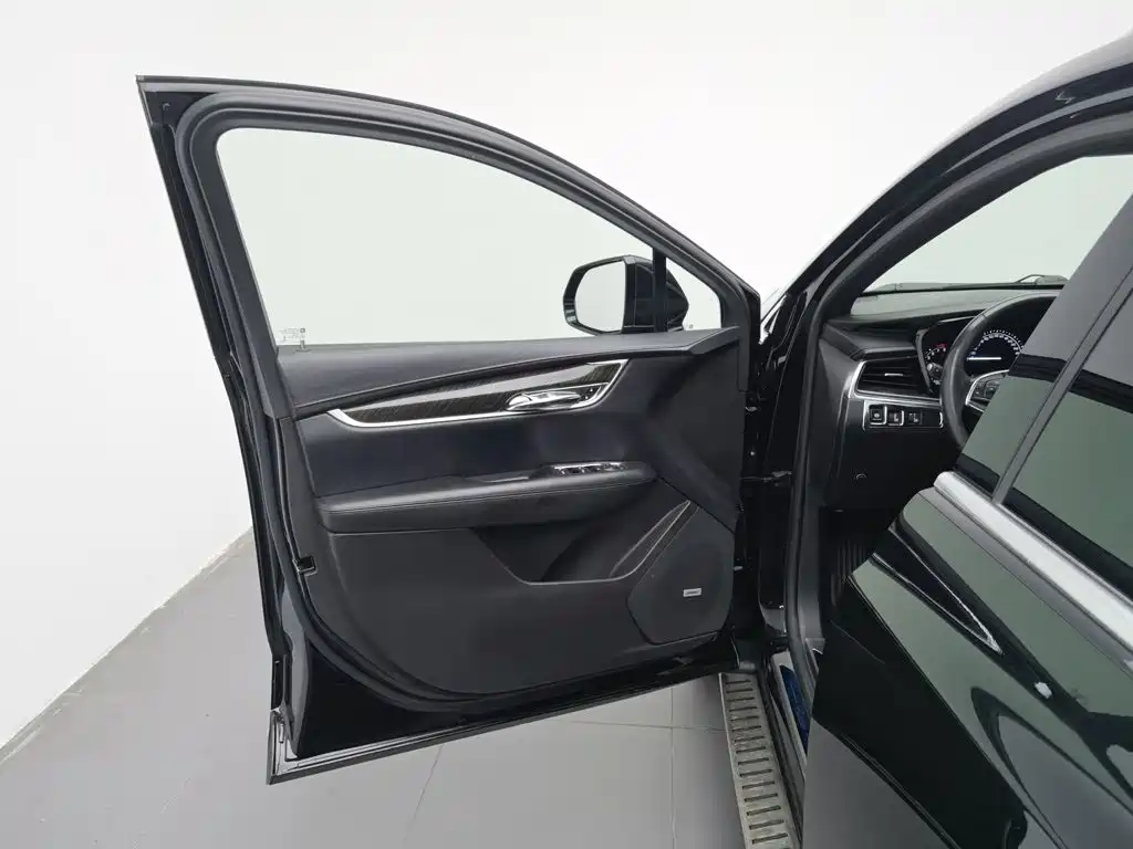 Фото 8 - Cadillac XT5