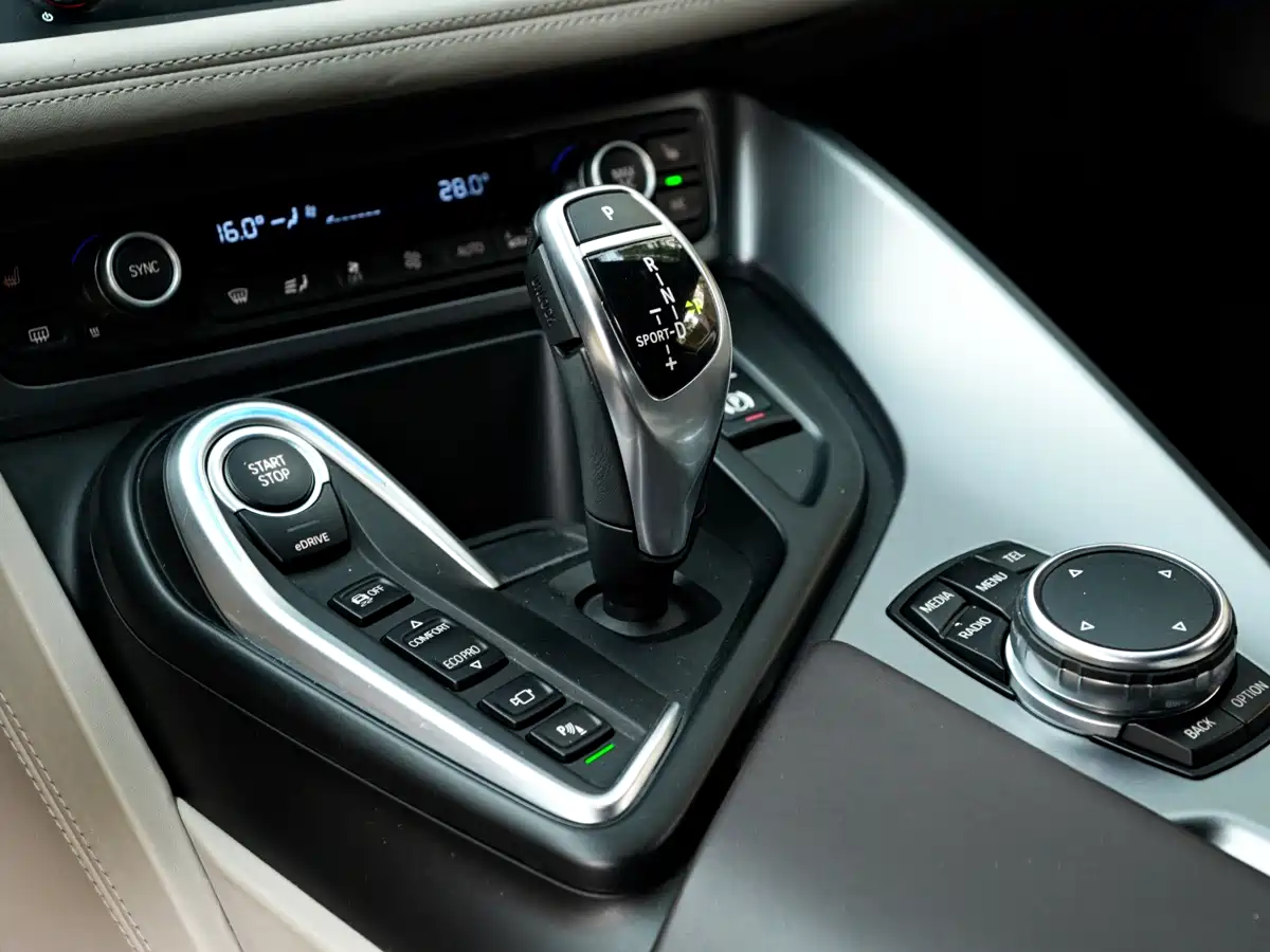 BMW i8 2014 Standard фото 13