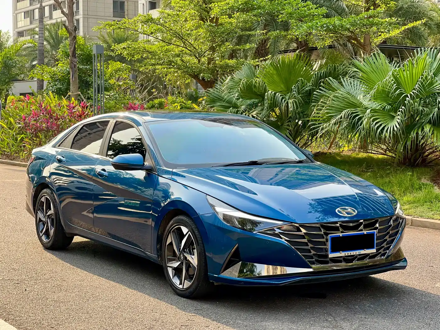 Hyundai Elantra 2022 1.5L CVT LUX Premium Edition фото 3