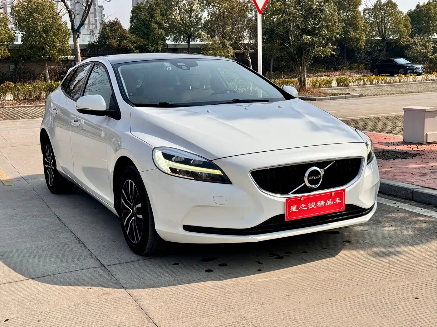VOLVO V40