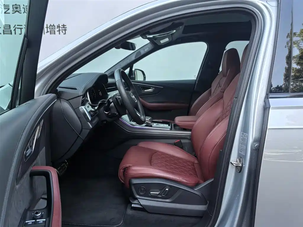 Audi SQ7 2024 4.0 TFSI фото 11