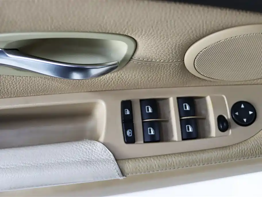 BMW 5 Series 2010 520Li Leading фото 11