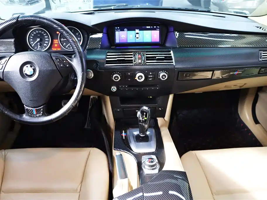 BMW 5 Series 2010 520Li Leading фото 6