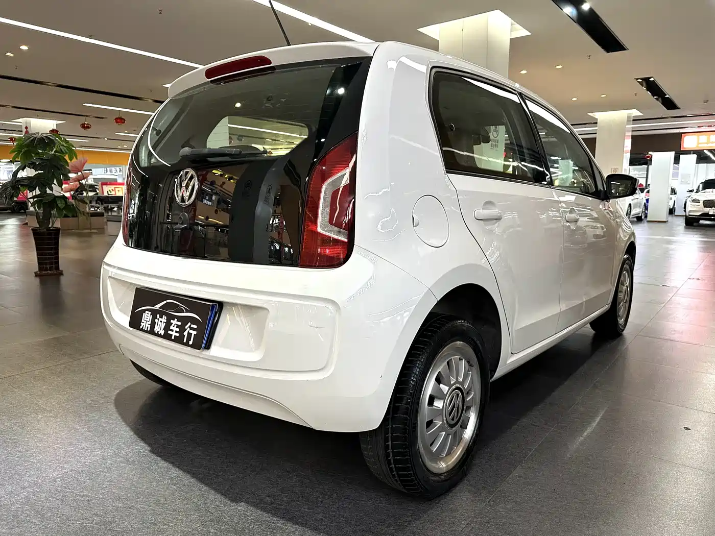 Фото 7 - Volkswagen up!