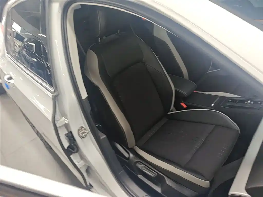 Volkswagen Golf 2023 Facelift 280TSI DSG Pro фото 25