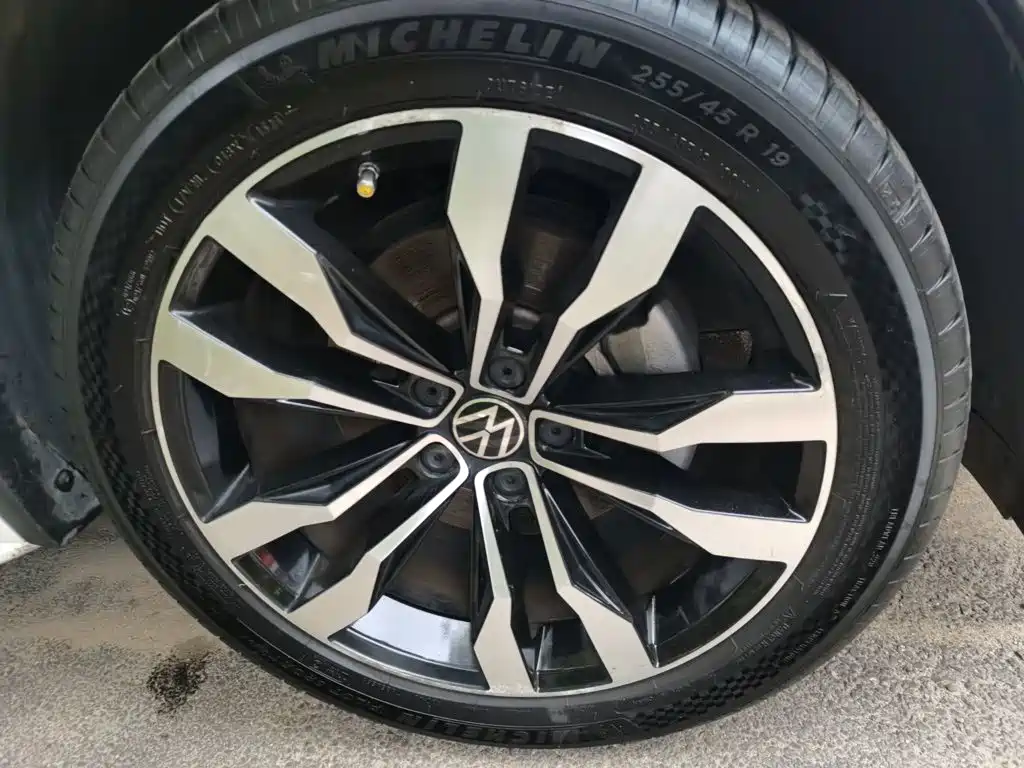 Фото 9 - Volkswagen Tiguan L