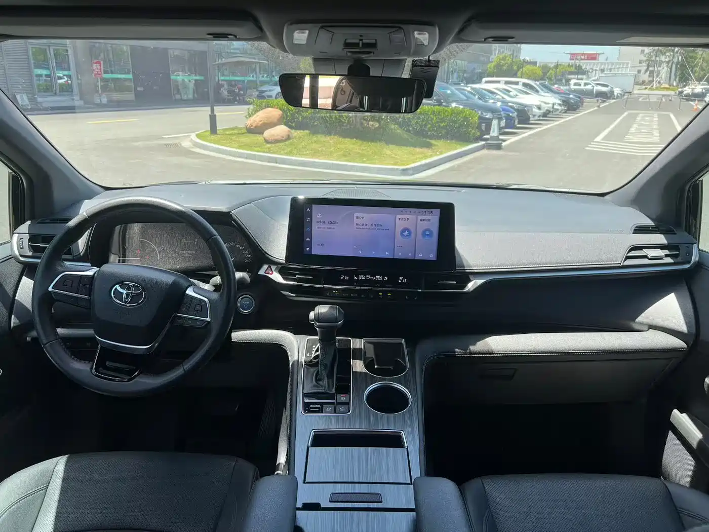 Toyota Sienna 2023 2.5L Hybrid Premium Edition фото 4