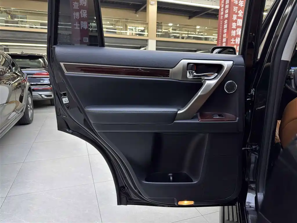 Photo 13 - Lexus GX