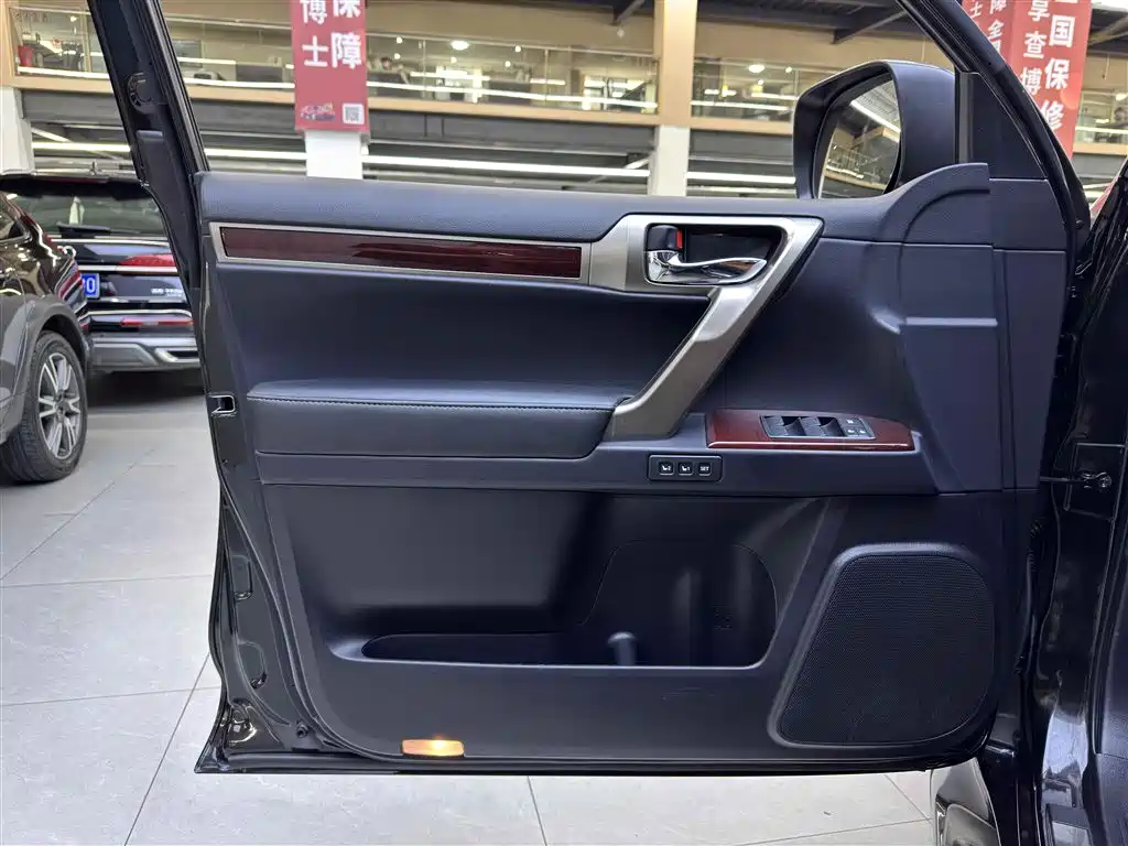 Photo 14 - Lexus GX