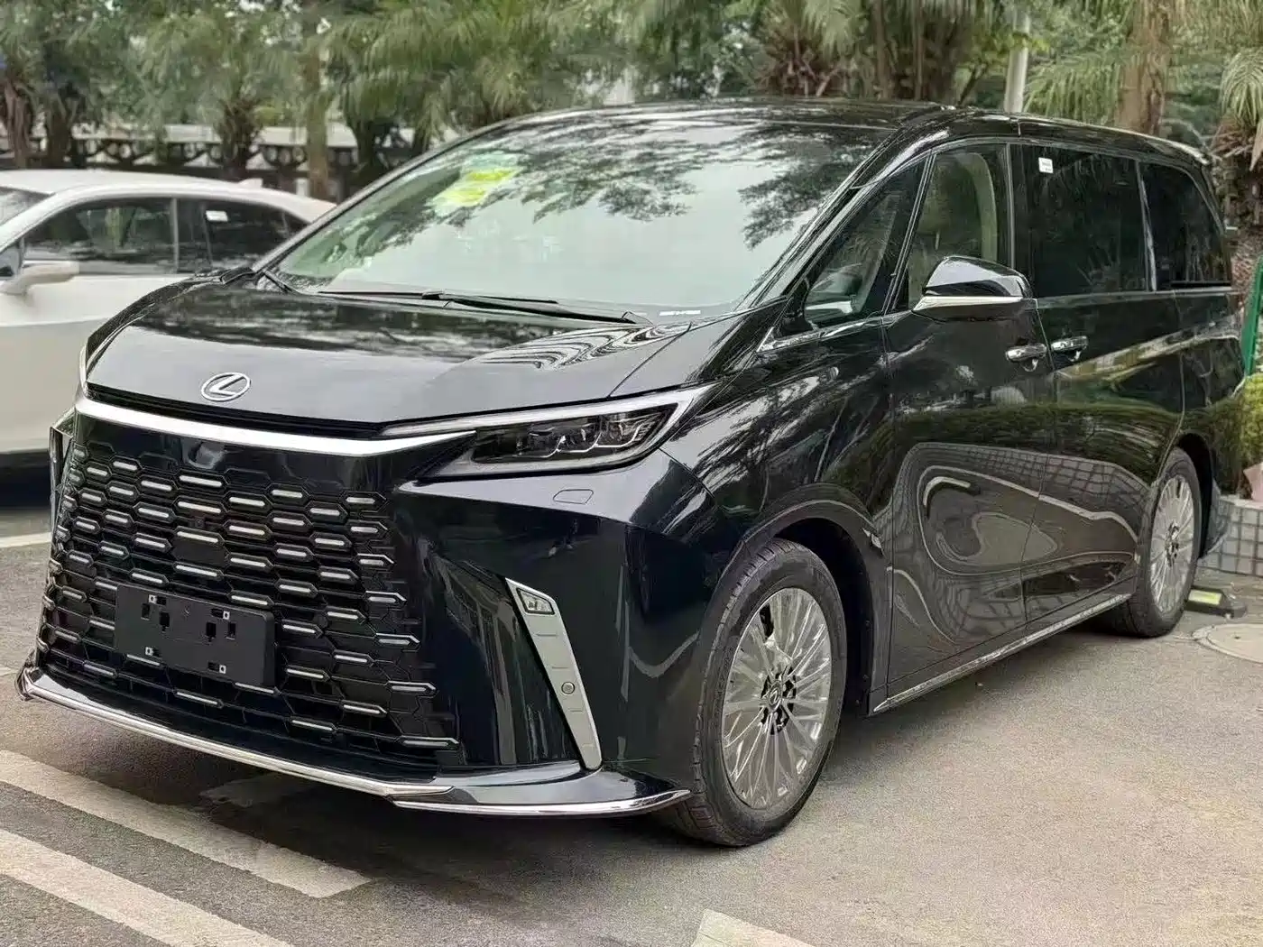Lexus LM 2025 — пригон из Китая