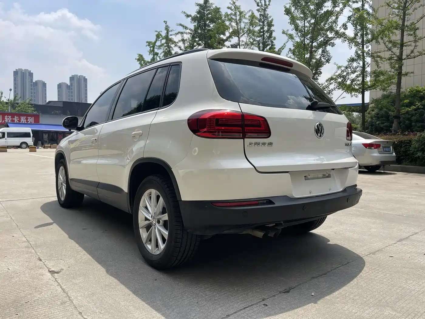VOLKSWAGEN TIGUAN