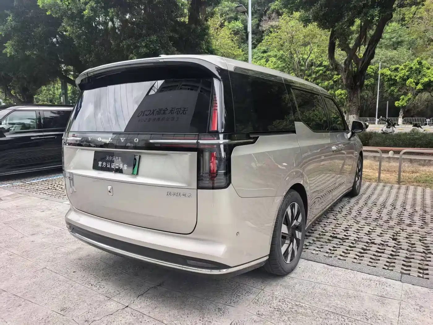 Volvo EM90 2024 2025 Ultra Six-Seater