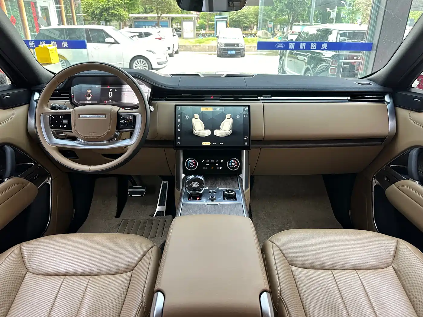 Land Rover Range Rover 2023 3.0 L6 400PS Golden Age Long Wheelbase фото 5
