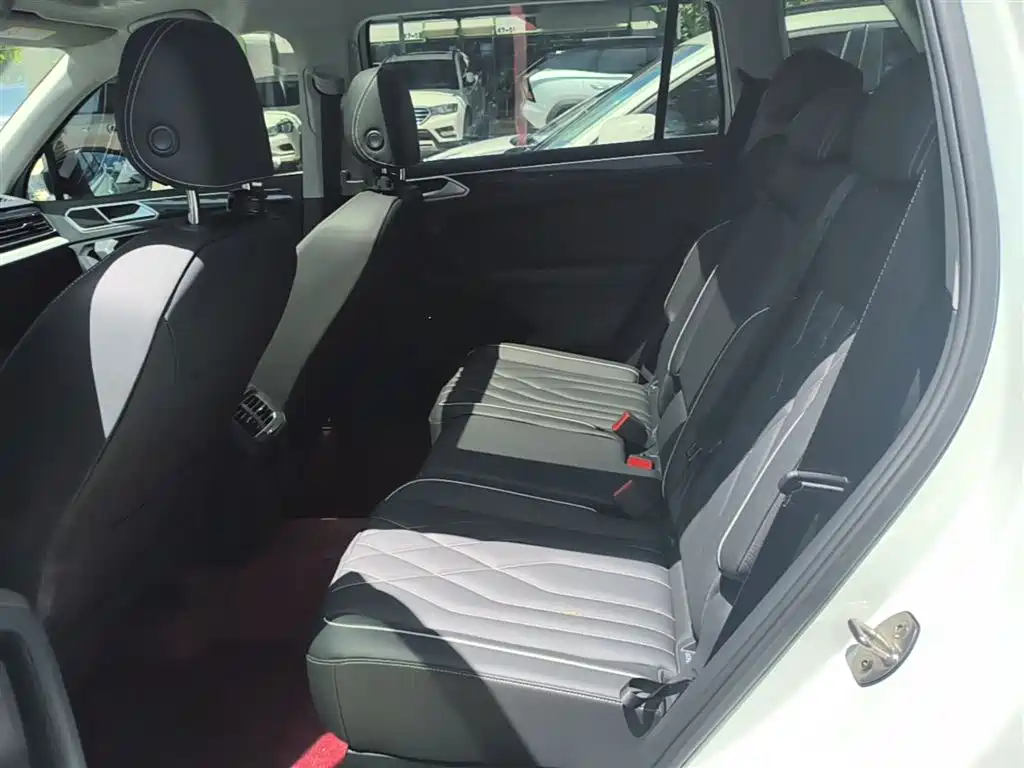 Volkswagen Tiguan L 2024 Outstanding 300TSI Auto 2WD Dragon Soaring Edition фото 17