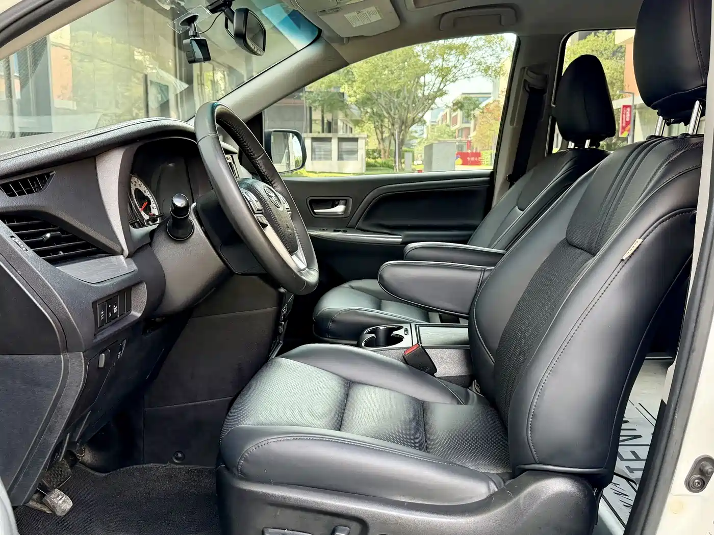 Toyota Sienna 2015 3.5L 2WD LE фото 13