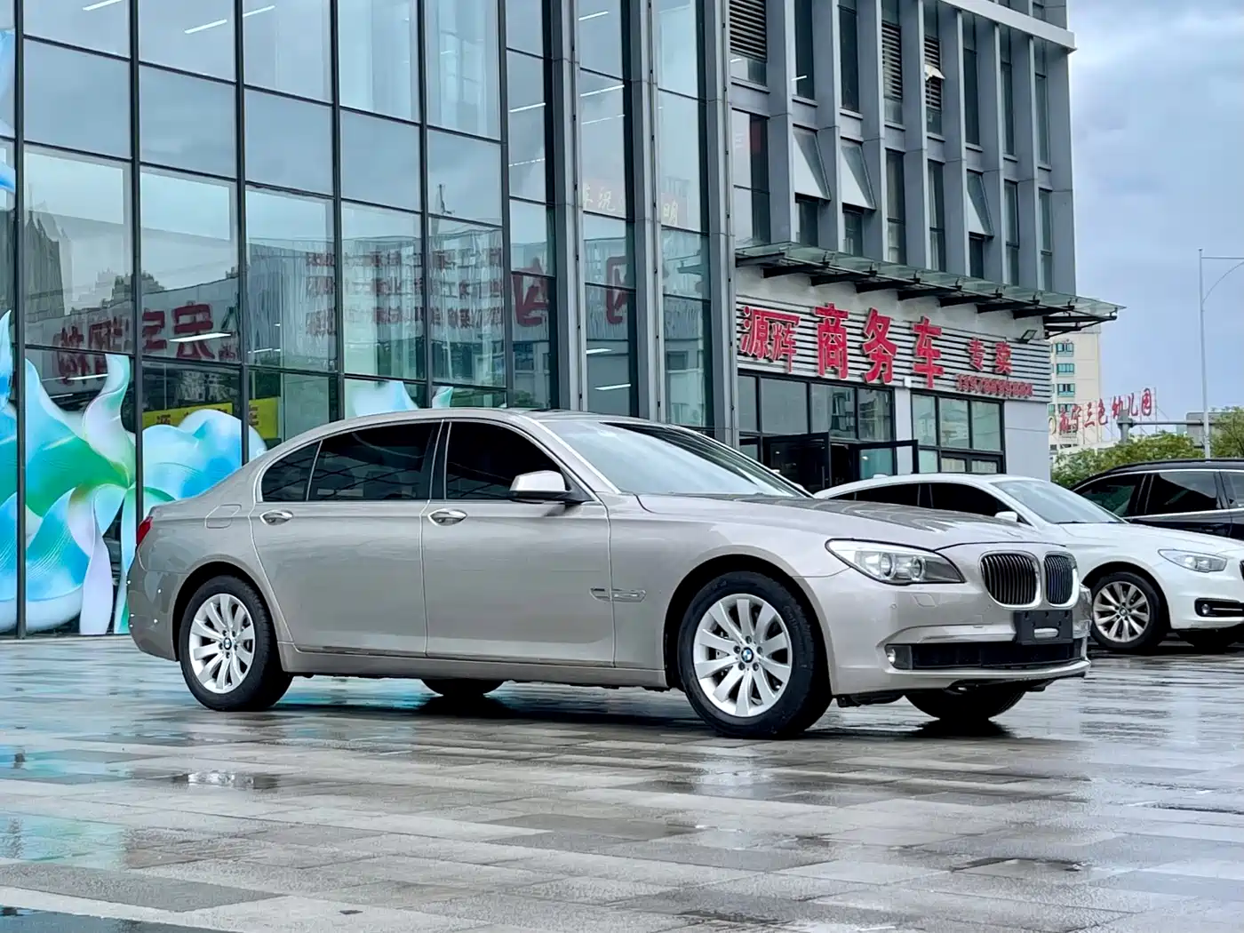 BMW 7 Series 2009 Model 740Li Leading Edition фото 3